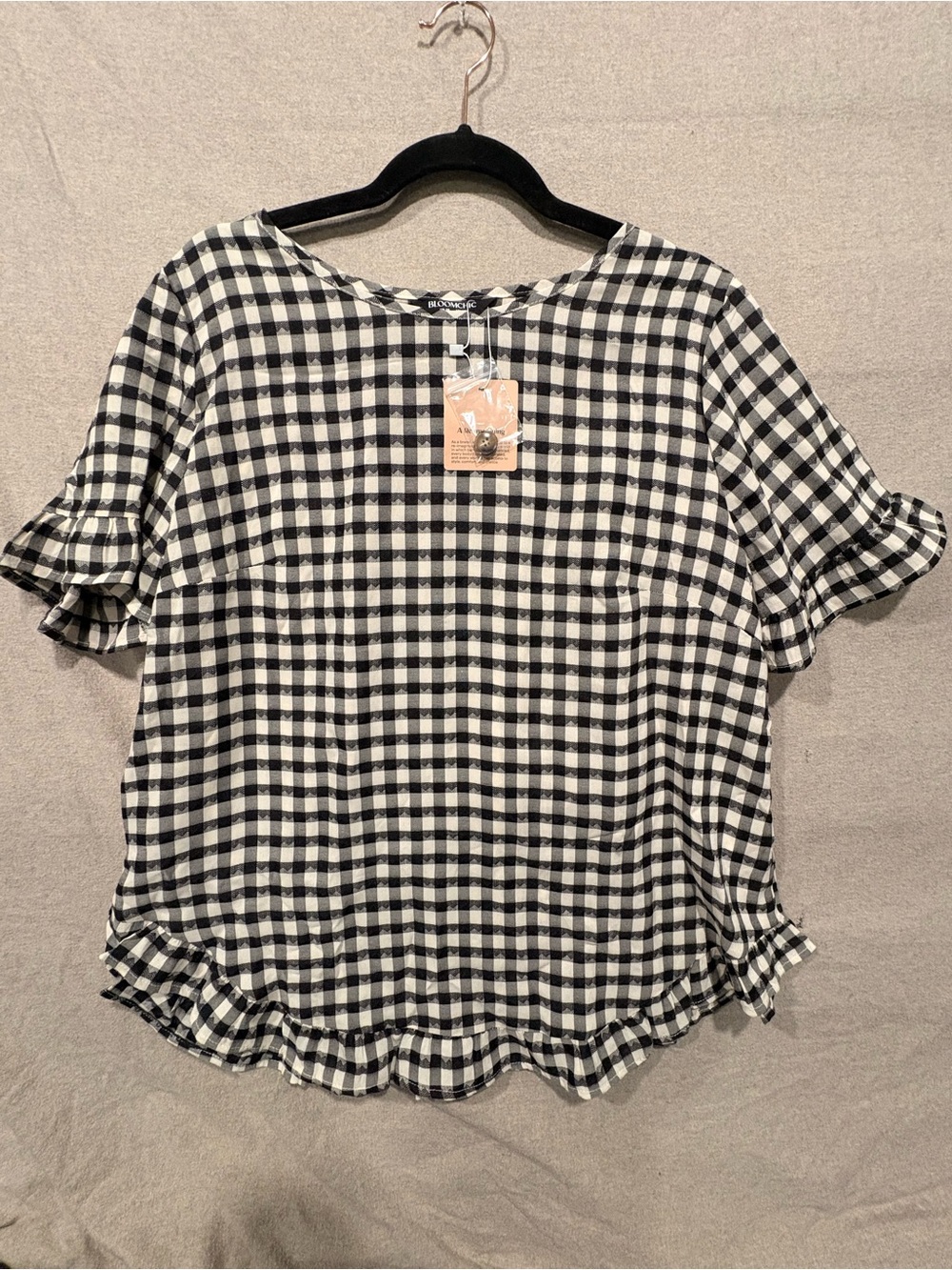 BloomChic Black and White Gingham Ruffle Sleeve Blouse. Size 10 Button detail